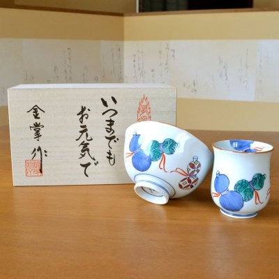 画像2: 名入れ 古希のお祝い 無病息災を願った縁起物ギフト 有田焼 湯呑み 茶碗 飯碗 セット 鍋島六瓢 青 メッセージカード付き・古希のし付き 木箱入り