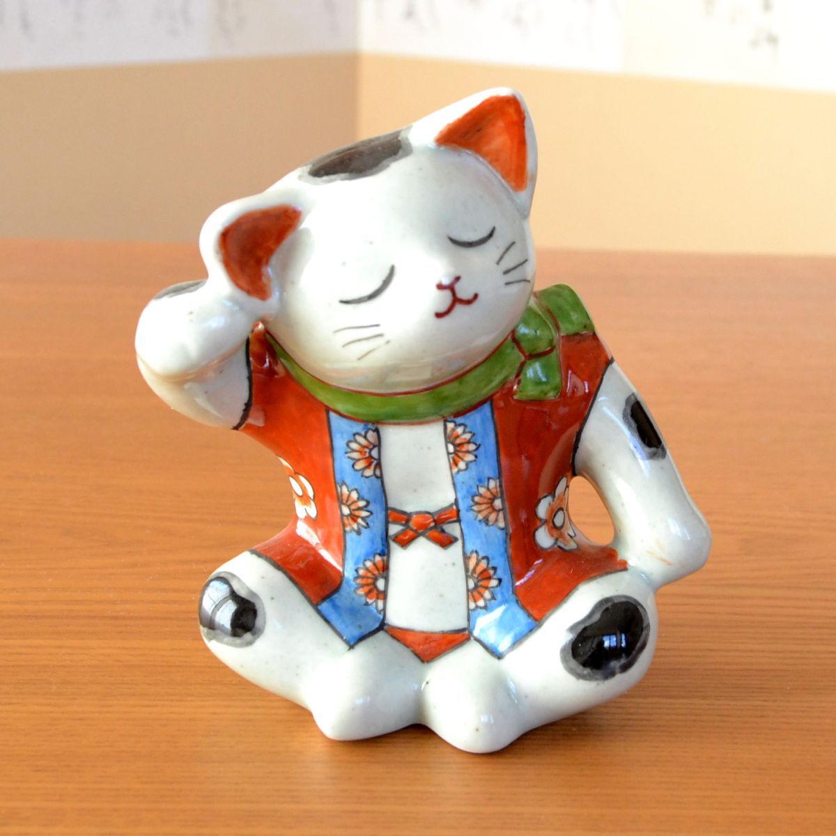 日本のお土産 おみやげ 海外へのおみやげ 伝統工芸品 有田焼 招き猫 あぐら猫 置物 飾り オブジェ 陶器 日本製